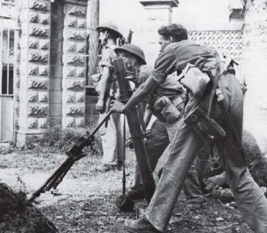 Mortero de 3 pulgadas de la 46ª División británica en las afueras de Salerno