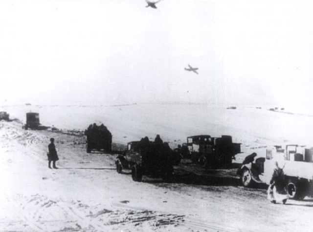 Convoy soviético de avituallamiento cruzando la carretera del Lago Ladoga. Febrero de 1942