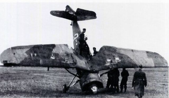 Soldados alemanes examinando un caza polaco PZL 11c derribado por cazas alemanes