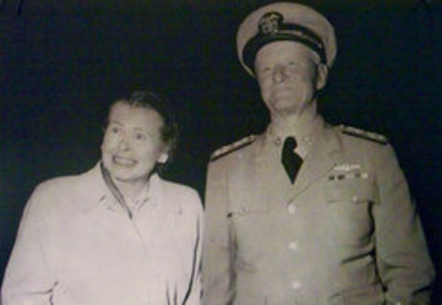 El almirante Chester Nimitz y su esposa Catherine en el Inverness Yacht Club en 1950