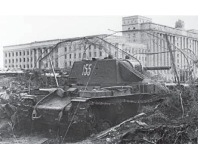Tanque pesado KV-1 en una posición defensiva en las afueras de la asediada ciudad. Otoño 1941