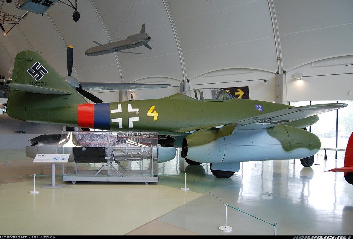 Messerschmitt Me 262A-2a Schwalbe, Nº de Serie 112372 está en exhibición en el RAF Museum en Cosford, Londres, Inglaterra