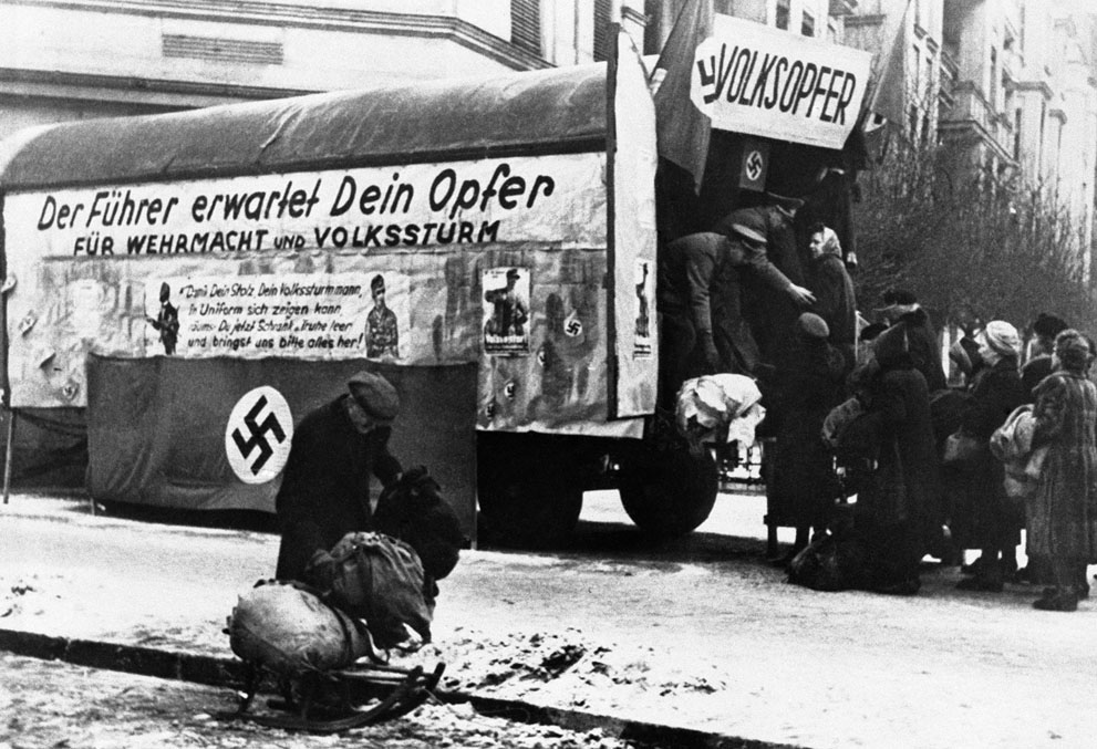 Volksopfer recogiendo ropa y calzado el 12 de febrero de 1945