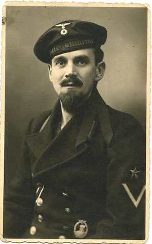 El marinero Ernst Schwabe con su Distintivo
