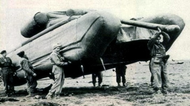 Soldados transportando un blindado inflable