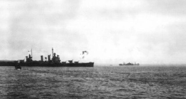 22 de enero de 1944, comienza la Operación Shingle. El Crucero USS Brooklyn abriendo fuego sobre Cisterna