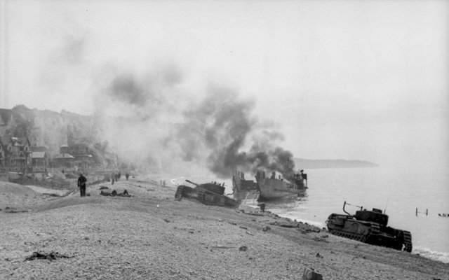 Lanchas de desembarco y tanques Churchill destruidos en la playa Orange en la operación Jubilee en Dieppe