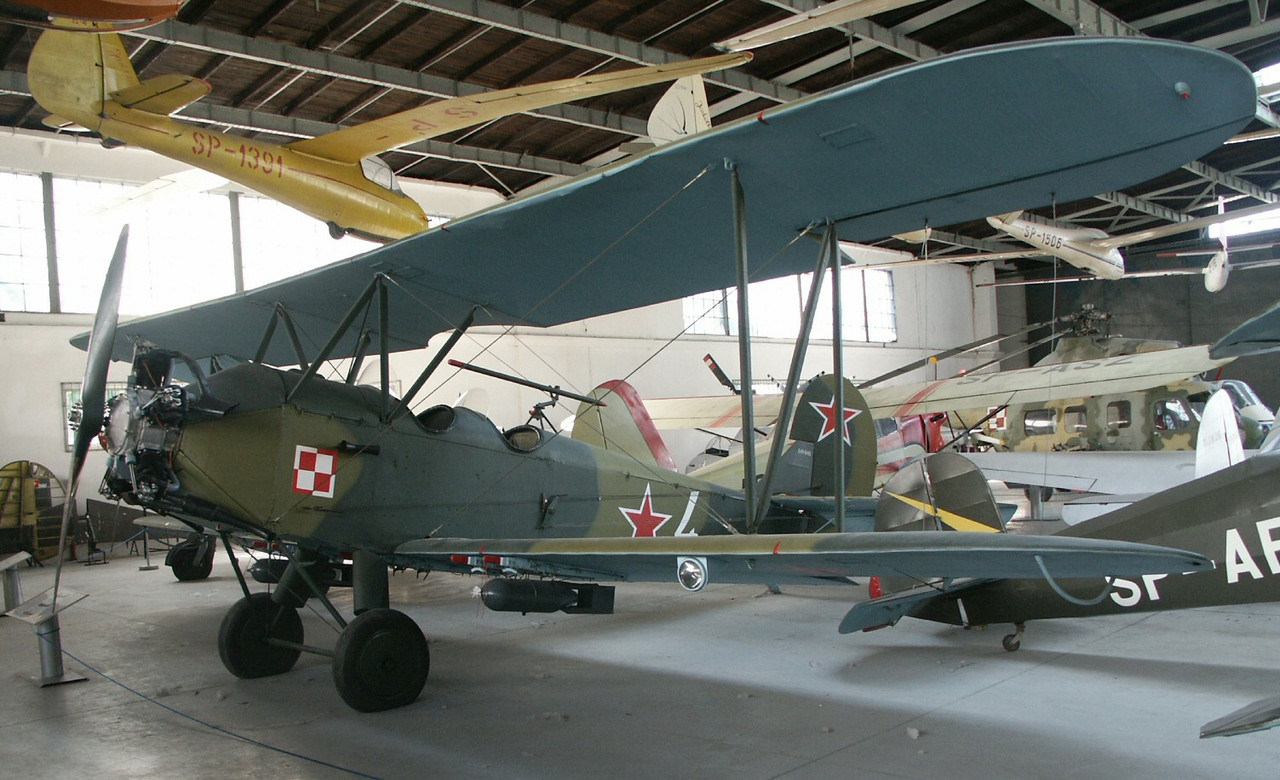 Polikarpov Po-2LNB está en exhibición en el Muzeum Wojska Polskiego en Varsovia, Polonia