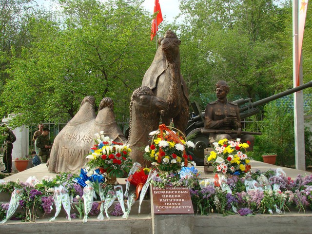 Monumento en honor de los camellos Masha y Misha en Ajtubinsk