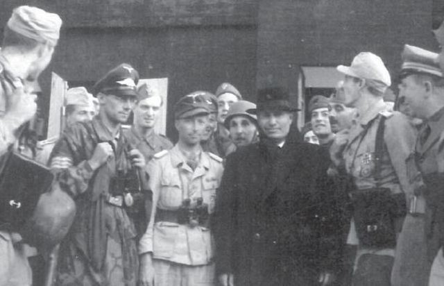 La primera fotografía de Mussolini después de ser rescatado por los Fallschirmjägers  en el Gran Sasso. 12 de septiembre de 1943