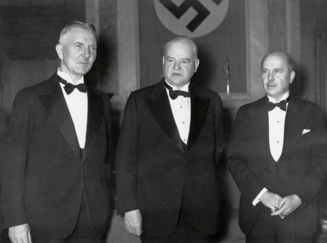 Hjalmar Schacht, El ex presidente de los Estados Unidos Herbert Hoover y el embajador estadounidense Hugo R. Wilson a la derecha. 8 de marzo de 1938