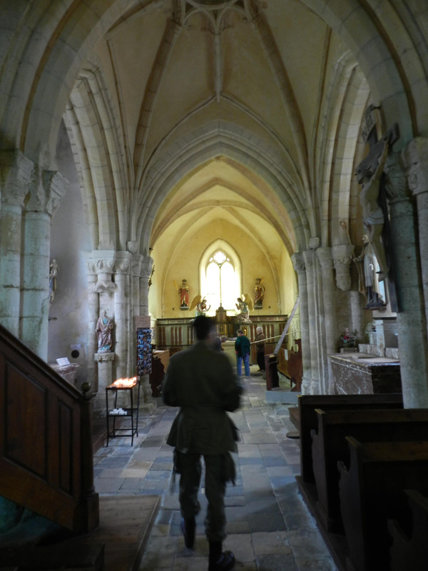 El interior de la iglesia con sus particulares vidrieras