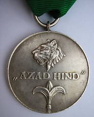 Medalla de plata de la orden de Azad Hind y en bronce por méritos en combate