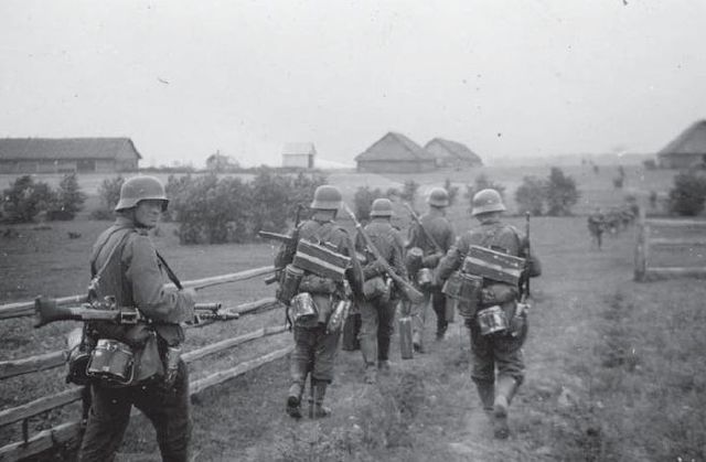 Infantería alemana en un pueblo al sur del lago Ilmen. Agosto 1941