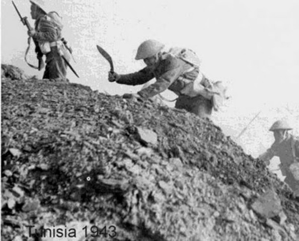 Gurkhas ascendiendo un terraplén en Túnez