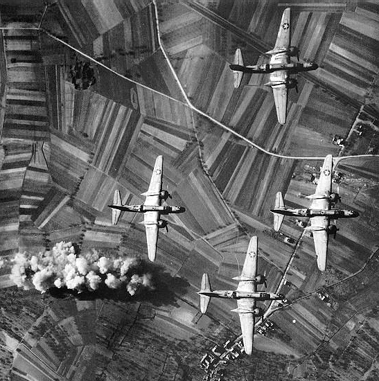 Douglas A-20 de la Fuerza Aérea de los EEUU bombardea, una zona interior de Alemania el día de la operación del desembarco de Normandía, 6 de junio de 1944