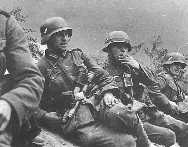 Infantería alemana tomando un descanso durante la pausa en los combates