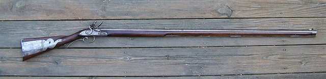 Rifle Kentucky, de hermosa factura usado por los colonos americanos a fines del siglo XVIII