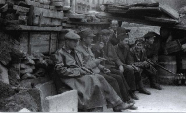 Soldados del Batallón Chrobry II en una barricada entre las calles Siennej y Wieskieg