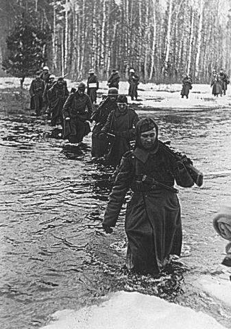 Granaderos de la SS cruzando un río en Alsacia durante la Operación Nordwind. Enero de 1945