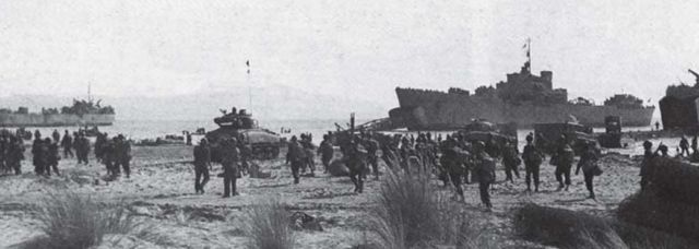 Tanques Sherman e infantería de EEUU en la playa de Paestum