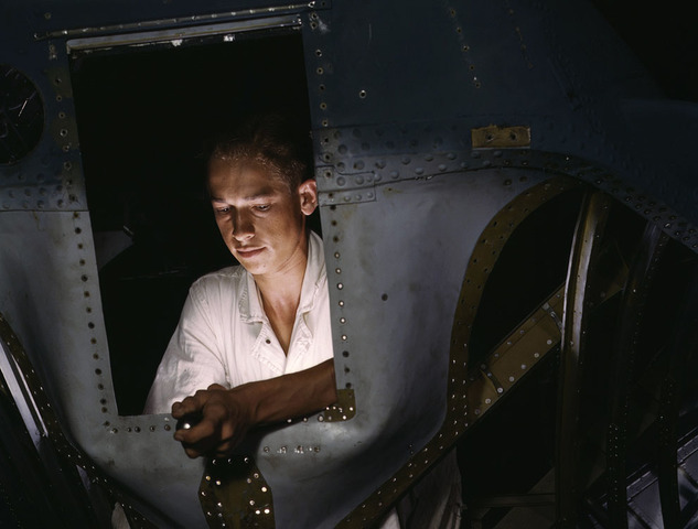 Como NYA Administración Nacional de la Juventud -por sus siglas en inglés- en prácticas de trabajo en el interior de la nariz de un PBY Catalina. Elmer J. Pace está aprendiendo la construcción de aviones de la Marina, en Corpus Christi Base Aérea Naval, en Texas, en agosto de 1942
