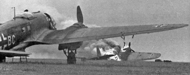 Aeródromo alemán en la zona de Orel atacado por la aviación soviética. En la imagen, al fondo un bombardeo Heinkel He 111 destruido