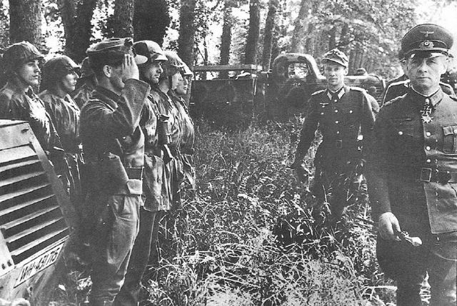 Rommel, con su bastón de mando de Mariscal de Campo en la mano derecha, pasando revista a una unidad alemana estacionada en Francia. Primavera de 1944