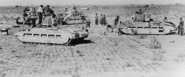 Tanques Matilda de la 7ª División Blindada durante una pausa en el desierto durante la Operación Compass