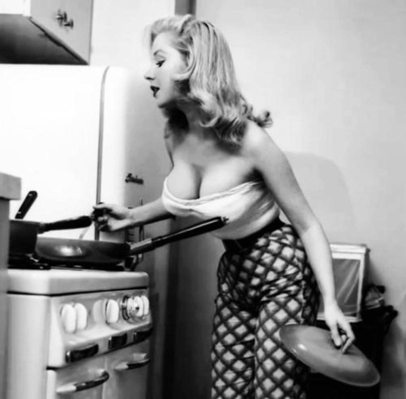 betty_brosmer_cooking_busty_pinup_girl_ok