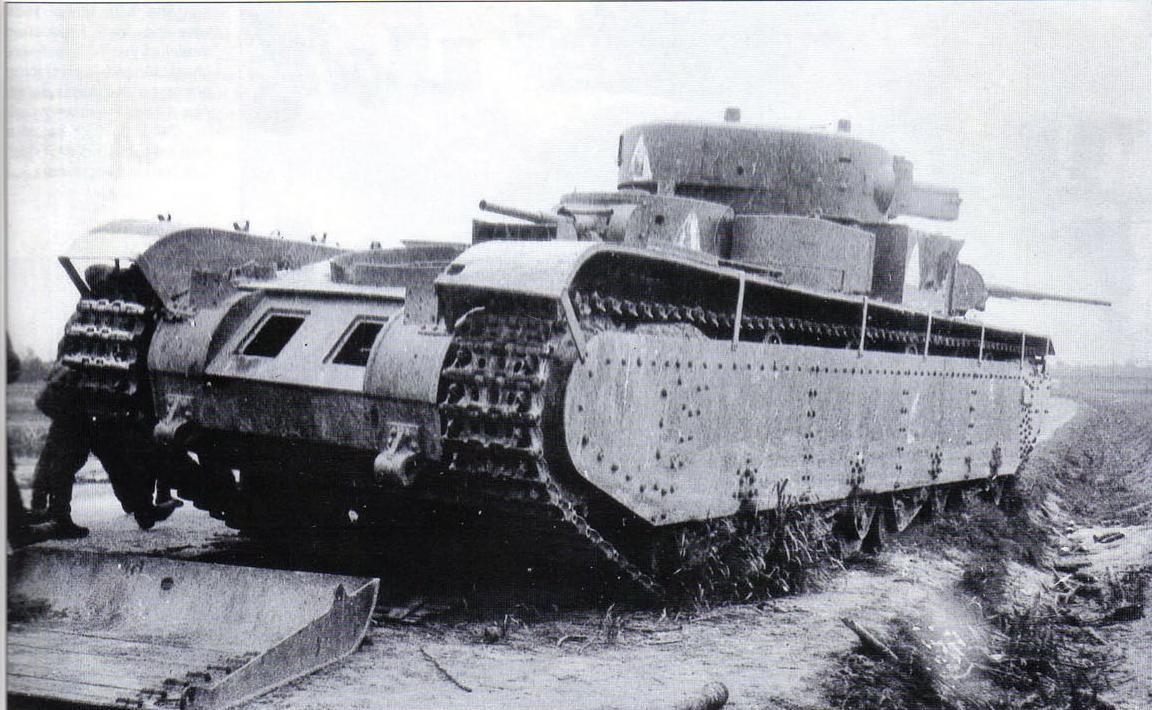 Este T-35 capturado, muestra un sistema de faldones mas parecido al alemán, con la plancha de protección colgando mediante barras delante del blindaje principal lateral