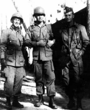 Ronald Speirs, derecha, con dos hombres del 506º Regimiento de Infantería de Paracaidistas